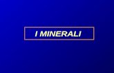 I MINERALI. Gli atomi originano elementi che si uniscono a formare minerali, questi a loro volta si aggregano nelle rocce.